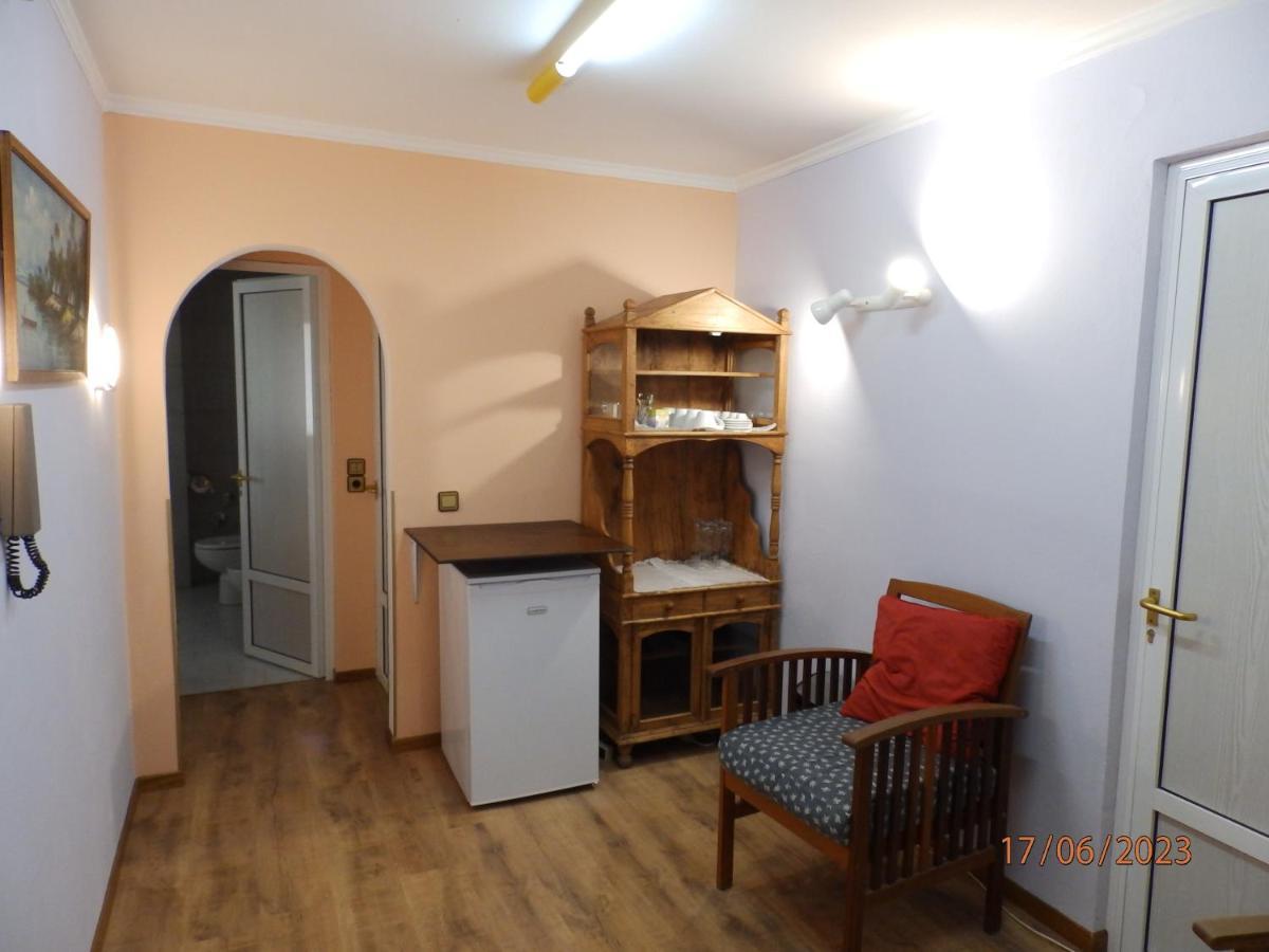 Muses Apartments Эретрия Экстерьер фото